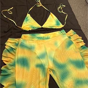 Brand new and very cute. To the beach or going out. The bottoms are not attached